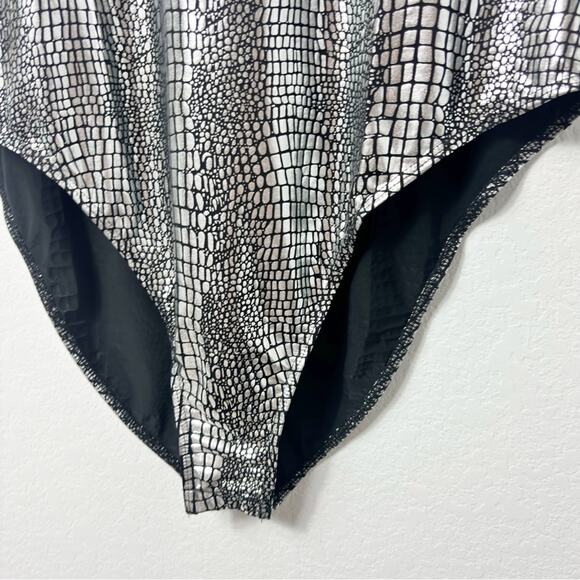 SHEIN METALLIC BLACK CROCODILE EMBOSSED SHORT SLEEVE BODYSUIT WOMEN XL NO TAGS - Picture 4 of 7